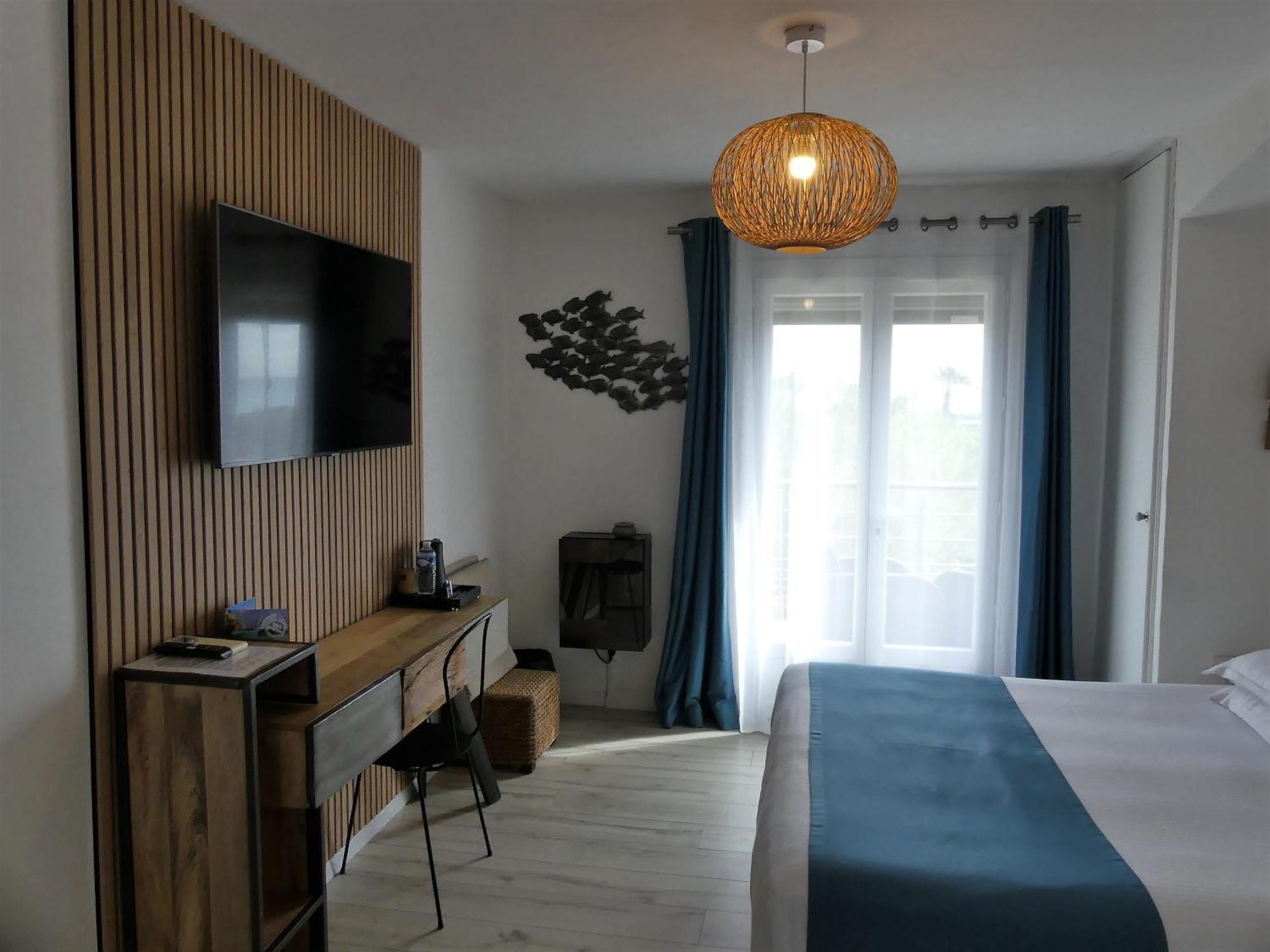 Hotel De La Vierge Noire Сен Максим Екстериор снимка
